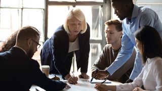 Führen ohne Weisungsbefugnis: Das Thema laterale Führung gewinnt in der heutigen Arbeitswelt zunehmend an Bedeutung.  (Bild: © fizkes - stock.adobe.com)