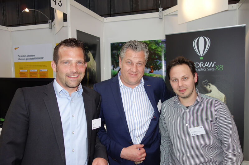 (v. l.) Mark Kieffer und Niclas Hartz, Corel, mit Andre Altmann, Originalsoftware.de (Bild: IT-BUSINESS)