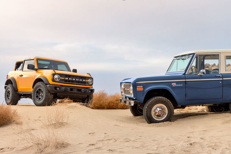 Der hier abgebildete Vorserien-SUV orientiert sich an der ersten Generation des Bronco, dem kultigen 4x4 (hier rechts im Bild). (Ford)