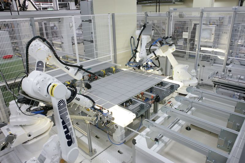 In der Modulproduktion: Die Querverschaltung der Strings, der in Reihe geschalteten Solarzellen, erfolgt vollautomatisch.  Bild: Conergy (Archiv: Vogel Business Media)