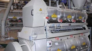 Dem Konditionierer, der unter Dampf steht, werden die Rohstoffkomponenten je nach Bedarf aus den Mehlzellen zugeführt. (Bild: Schlösser)