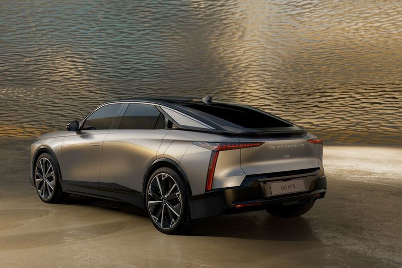 Angesichts der leicht erhöhten Karosserie und dem langsam abfallendem Dach geht der DS No8 am ehesten als SUV-Coupé durch. (Bild: DS Automobiles)