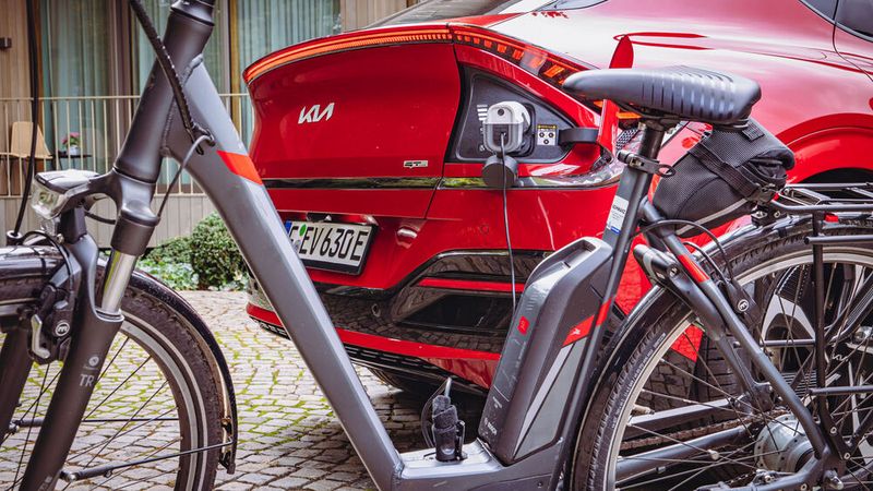Dank Vehicle-to-load-Funktion lassen sich besipielsweise E-Bikes wieder mit Strom füllen. (Bild: Kia)