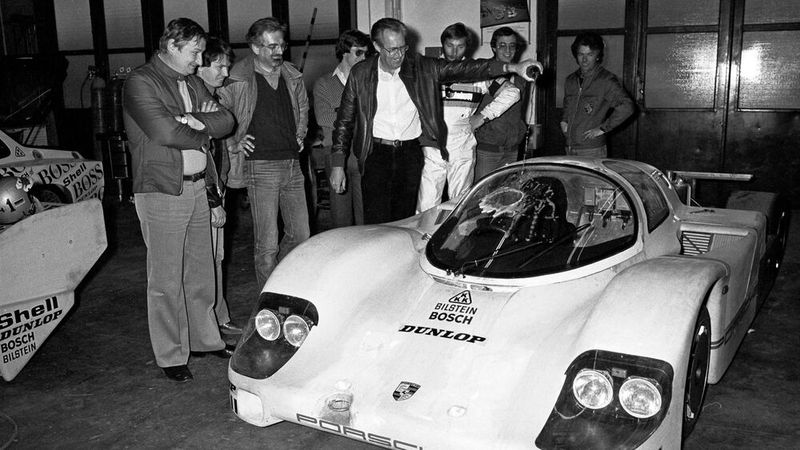 Peter Falk 1982 beim Rollout des neuen Porsche 956 in Weissach. Der 956 war ein Sportwagenprototyp, der von 1982 bis 1984 alle Titel der FIA-Sportwagen-Weltmeisterschaft gewann, sowohl in den Wertungen für Fahrer als auch der Marken.  (Bild: Porsche)