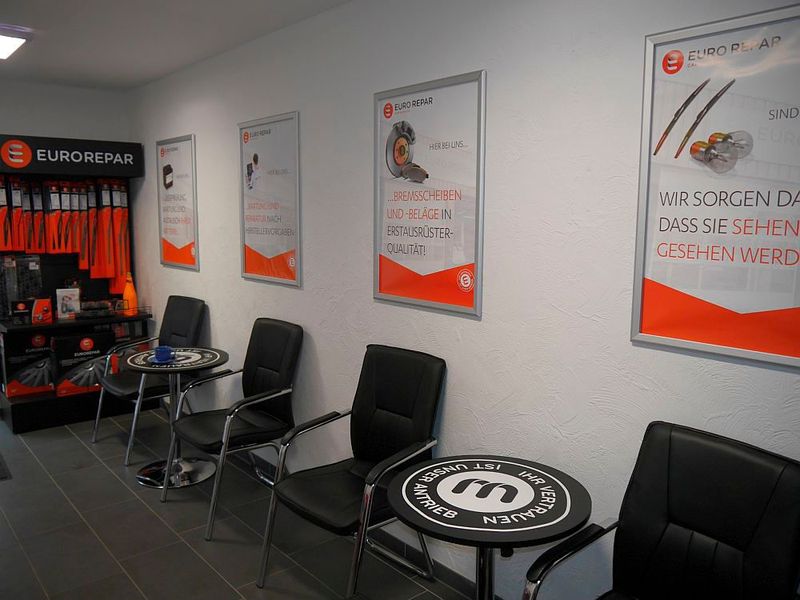 Die Euro-Repar-Signalisation ist natürlich auch im Wartebereich allgegenwärtig. (Bild: Christine Winkler)