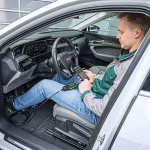 Die Dekra hat einen SoH-Test entwickelt, der sich in wenigen Minuten durchführen lassen soll.(Bild:  Dekra)