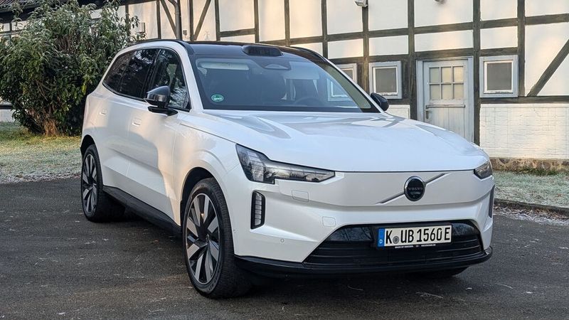 Das Design des EX90 ist gelungen: Das Luxus-SUV wirkt elegant statt wuchtig. (Bild: Mauritz – VCG)