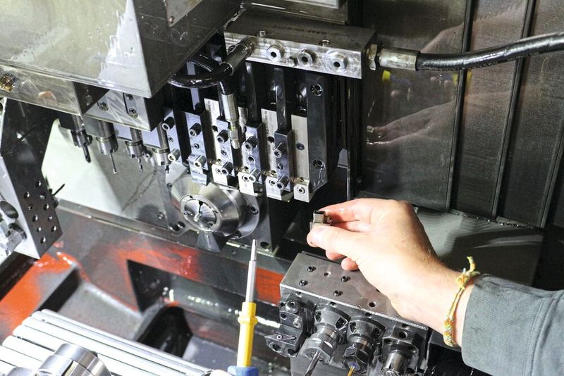 … entnimmt den alten Wechselkopf, …  (Bild: Iscar)