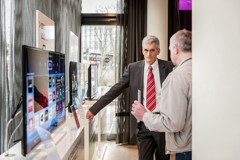 Frank Eschholz, Business Development & Technical Product Manager Visual bei der Toshiba Europe GmbH, stellt die neuen Smart-TVs vor (Bild: Toshiba)