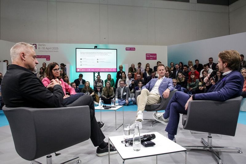 Ein ähnliches Thema – aber mit Fokus auf die ePA – behandelte die Diskussion „Die elektronische Patientenakte auf dem Prüfstand: Politische Weichenstellungen und Perspektiven für eine umfassende Versorgung“ mit Jens Naumann (v. l. ), Sybiylle Steiner, Florian Fuhrmann und Sascha Raddatz.  (©© Messe Berlin GmbH)