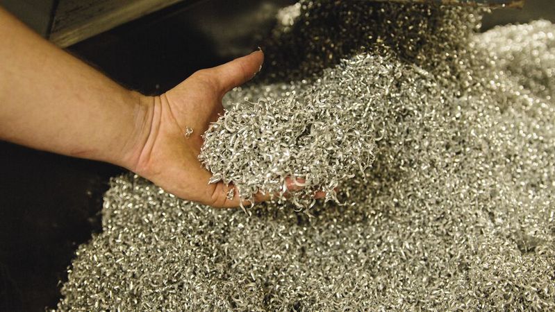 Die Aluminiumspäne sind dank der deutlich geringeren Emulsionsverschleppung trocken.(Bild:  Henkel)