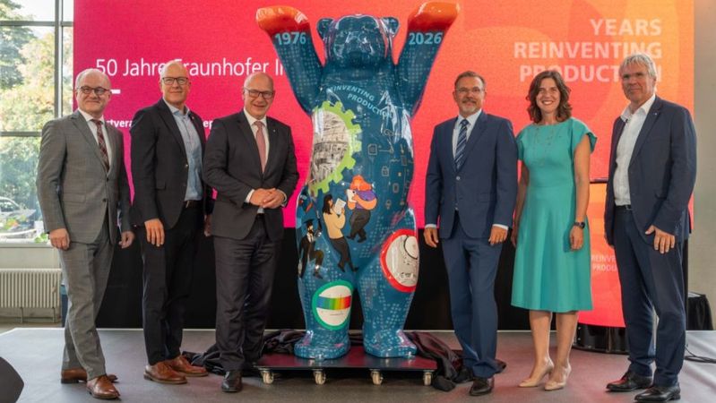 Gratulierten zum 50-jährigen Institutsjubiläum des Fraunhofer IPK (v.l.n.r.): Sven Weickert, stv. Hauptgeschäftsführer,  Vereinigung der Unternehmensverbände  in Berlin und Brandenburg e.V., Prof. Dr. Christoph Herrmann, Vorsitzender des Fraunhofer-Verbunds Produktion, Kai Wegner, Regierender Bürgermeister von Berlin, Prof. Dr. Holger Kohl, komm. Institutsleiter des Fraunhofer IPK, Prof. Dr. Fatma Deniz, Präsidentin der Technischen Universität Berlin und Prof. Dr. Holger Hanselka, Präsident der Fraunhofer-Gesellschaft.(Bild:  Fraunhofer IPK / Larissa Klassen)