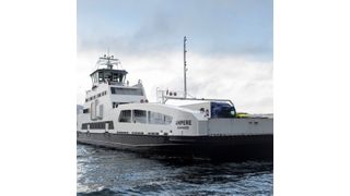 Die von Siemens in Kooperation mit dem Schiffbauer Fjellstrand ausgestattete weltweit erste elektrische Auto- und Passagierfähre wurde in Betrieb genommen. Mit ihren drei Batteriepaketen, eines an Bord und eines in jedem Hafen, fährt sie vollständig emissionsfrei. (Bild: Siemens)