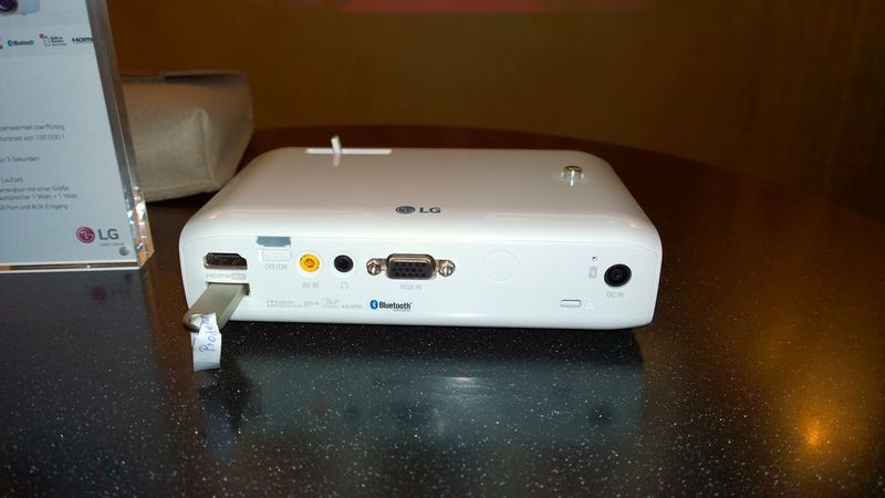 Der kleine Projektor unterstützt neben der direkten Wiedergabe von USB-Stick auch Miracast und Intel WiDi für die drahtlose Verbindung zu PC, Tablet oder Smartphone. (Bild: Vogel IT)