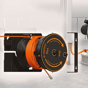Mit der Kabeltrommel E-Spool Flex lassen sich Leitungen von Anfang bis Ende ohne Schleifring führen. Die Schneckenführung sorgt so für mehr Sicherheit an Bedienpanels und in Montagehallen.