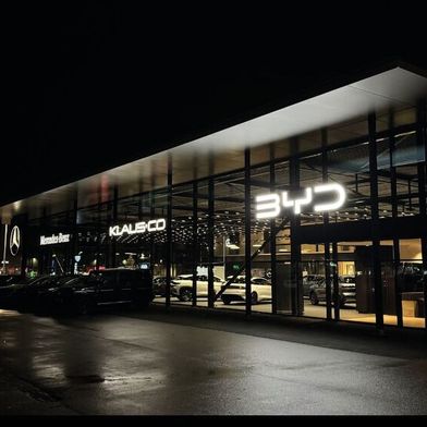 In den Flaggschiff-Betrieb von Klaus+Co in Flensburg ist die Marke BYD eingezogen. (Bild: Klaus + Co)