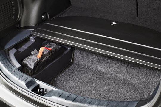 Das Unterflur-Staufach im Gepäckraum ist von 49 auf 100 Liter gewachsen. (Foto: Toyota)