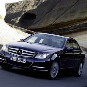 Die überarbeitete Mercedes-Benz C-Klasse ist an den neuen Scheinwerfern gut zu erkennen.