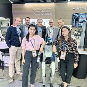 L'équipe d'Humard Automation et Ringo le robot humanoïde sur le stand de l'entreprise lors du SIAMS 2026.(Source :  Margaux Pontieu)