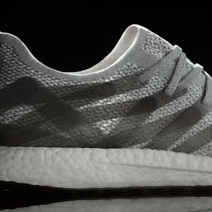 Ziel ist es, schnell, transparent und individuell auf die Wünsche der Konsumenten zugeschnittene Produkte herstellen zu können.(Bild:  Adidas)