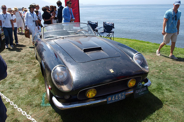 Die Originalität treibt kuriose Blüten: So steht der Scheunenfund Ferrari 250 GT SWB Spyder California aus der Ballion-Sammlung noch mit originalem Staub auf dem Feld. (Foto: sp-x)