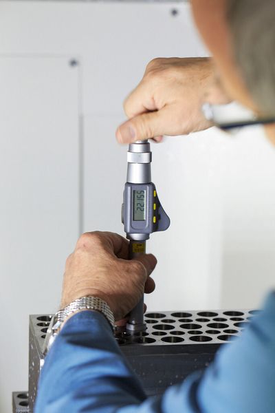 Bild 8: Kontrolle der gefertigten Bohrungen im Titanprobekörper. (Bild: Blaser Swisslube)