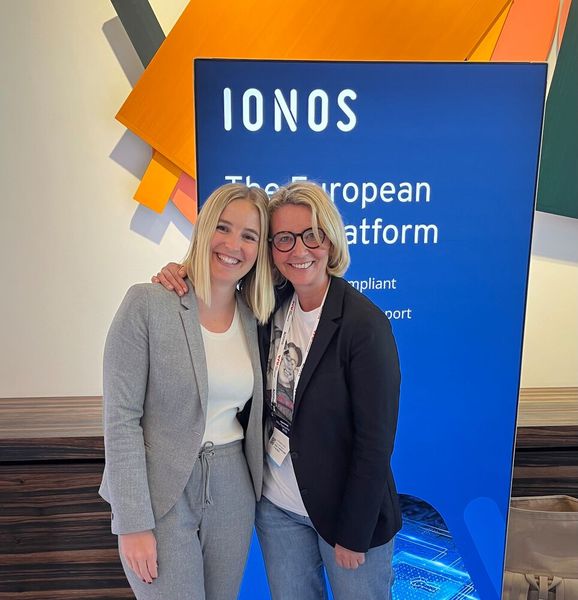 Diese beiden freuen sich immer, wenn sie sich sehen: Emily Raidt (l., IONOS) und Stephanie Steen (IT-BUSINESS) (Bild: Vogel IT-Medien GmbH)