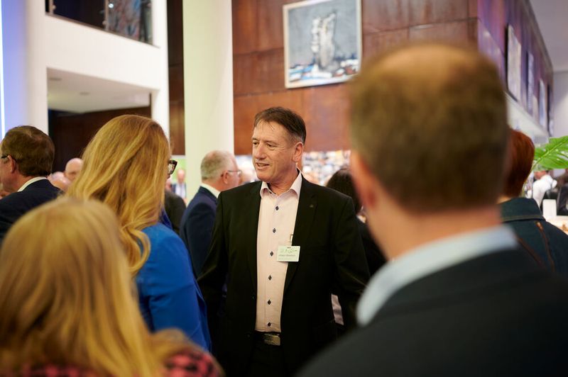 Impressionen vom ELEKTRONIKPRAXIS Frühlingsfest 2023 im Ketterer Kunst mit der Verabschiedung von Johann Wiesböck.  (Bild: © EYE AM CHRIS)