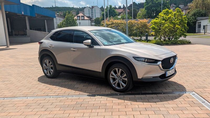 1. Das Design: Wie die meisten Modelle von Mazda ist der CX-30 mit seiner geschwungenen Linienführung eine elegante Erscheinung im Straßenverkehr. Im Licht spiegeln sich Objekte auf der Oberfläche des Fahrzeugs wellenförmig.  (Bild: Simon – VCG)