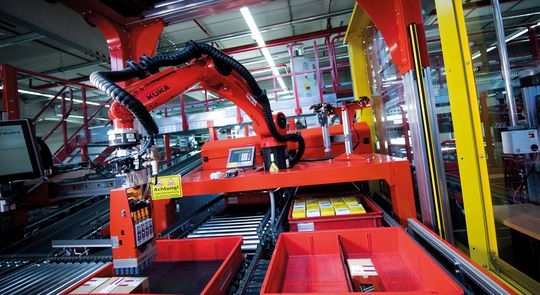 Bei Würth Industrie Services kommissionieren zwei Generationen der Pick-it-Easy-Robotern vollautomatisch Aufträge. (Bild:  Knapp/Niederwieser)