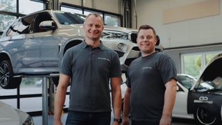 Von links Viktor Schlag, als Inhaber von AUTOGLAS.plus, Christian Ave Kundenservice / Montage (Bild: Sekurit Service )