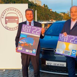 Licht-Test-Start in Bayern: Verkehrsminister Christian Bernreiter (l.) und Präsident Albert Vetterl präsentieren die aktuelle Plakette.(Bild:  Kfz-Gewerbe Bayern)