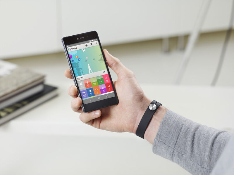 Das Smartband von Sony verbindet sich mittels Bluetooth und NFC mit dem Smartphone und beherrscht einige Steuerungs-Tricks. (Sony)