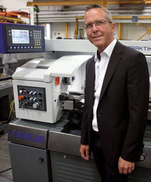 Armin Daum, Leiter der Elektrokonstruktion bei der Weiler Werkzeugmaschinen GmbH, ist mit der Wahl der Befehls- und Meldegeräte für die Präzisions-Drehmaschinen von Weiler zufrieden. (Siemens)