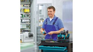 Bild 1: Immer das richtige Werkzeug: Je nach Applikationen kann der Leiter manuell oder teilautomatisiert verarbeitet werden. (Bild: Phoenix Contact)