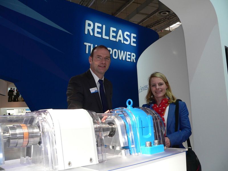 Donald Howieson, Business Manager, Service Platform, bei SKF präsentiert SKF Insight auf der Hannover Messe 2013, hier mit Redakteurin Ute Drescher. (Bild: Drescher/SKF)