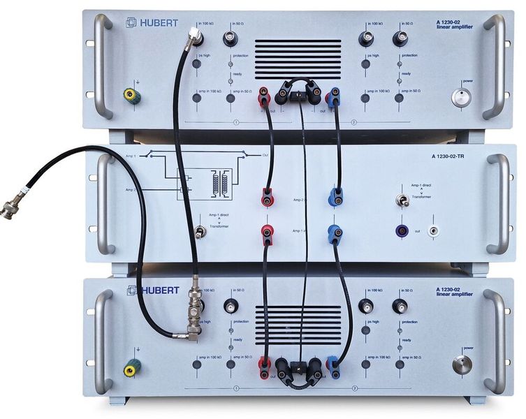Verstärkersystem inklusive Verkabelung für den parallelen Brückenbetrieb. Der Lastausgang ist hier offen, am Koaxialkabel zur linken Seite ist der Generator angeschlossen. (Bild: Dr. Hubert GmbH)
