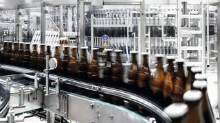 Mit der Innofill Glass DRS kann die bayerische Brauerei bis zu 36.000 standardisierte Poolflaschen, Longneck- (0,33 Liter) und NRW-Flaschen (0,5 Liter) abfüllen. (Bild: KHS)