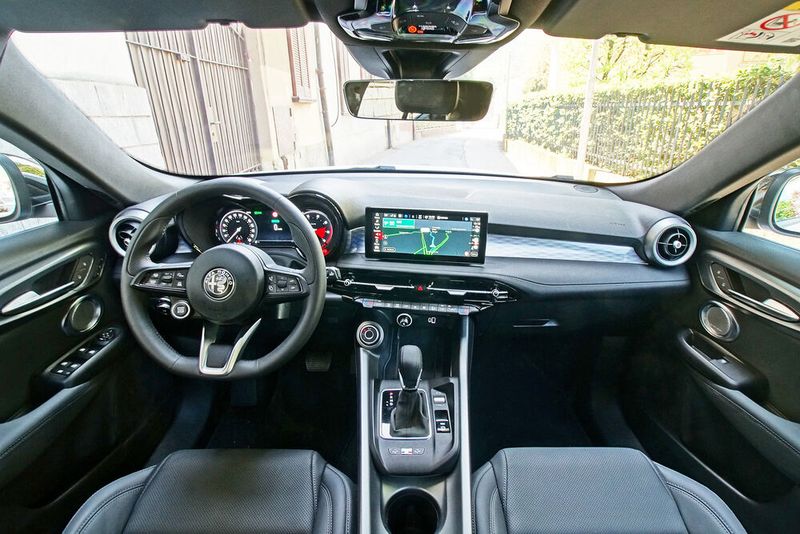 Das Cockpit ist zum Fahrer hinorientiert, das Design des Kombiinstruments vermittelt sportliches Flair. (Bild: Autoren-Union Mobiliät/Matthias Knödler)