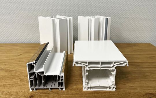 Die Fertigung extrudierter Hauptprofile für den Fenster- und Türenbau gehört zu den Stärken von SLS.(Bild:  SLS Kunststoffverarbeitung)