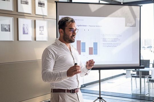 Nessr Abu Rached präsentiert die vorläufigen Studienergebnisse zur Plasma-Behandlung von chronischen Wunden bei einer Pressekonferenz am 12. September 2023.(Bild:  © Kim Pottkämper, www.kimoment.de)