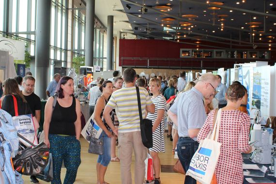 Impressionen der Lab-Supply Dresden vom 28. August 2019  Im Internationalen Congress Center des Maritim Hotels Dresden fanden sich zahlreiche Besucher ein, um mit den Ausstellern von Labortechnik und Verbrauchsmaterial ins Gespräch zu kommen. Impressionen vom Messetag sowie einige Besucherstimmen finden Sie in dieser Bildergalerie. Die nächste Lab-Supply ist am 25. September 2019 in Münster. Weitere Infos zu den kommenden Lab-Supply-Messen finden Sie auf www.lab-supply.info.   Lese-Empfehlung: Nachbericht zum erfolgreichen Auftakt der Lab-Supply in Wien. (Bild: LABORPRAXIS, C. Lüttmann)