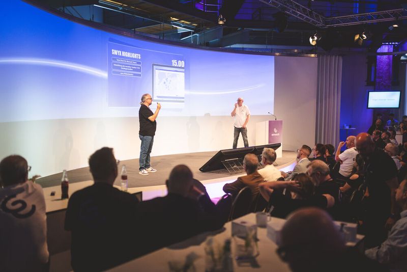 Jürgen Schnitzler (l.) und Michael Thomson (r.), Senior Product Manager Swyx, gaben einen Ausblick auf neue Swix-Funktionen. (Bild: Studio Fritsch)