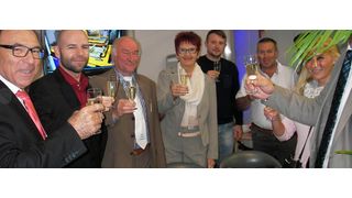 Prost! 6,35 Mio. Euro Umsatz konnte der Thermoform-Spezialist Geiss auf der Fakuma verzeichnen - absoluter Rekord, so der Geschäftsführer Manfred Geiß (dritter von links). Grund genug, das Ganze mit ordentlich Schampus zu begießen. (Bild: Geiss)