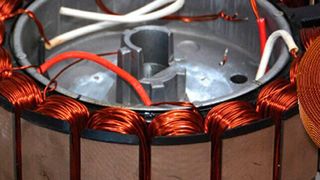 Im Gegensatz zu einer traditionellen Motorwicklung (links) wird die magnetisch leitende Eisenkonstruktion bei TFM um die Wicklungsspulen (rechts) gebaut. (Bild: ETM/VCG)