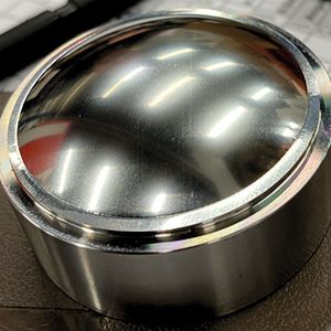 Durch die neue Technik gelingt eine homogene Schweißung über die gesamte Projektion wie dieses Beispiel einer 50 mm VA-Membran zeigt: sie ist heliumdicht mit einem Block verschweißt.(Bild:  Bokli)