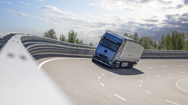 Die ersten Modelle des E-Actros 600 sollen noch im Jahr 2024 zu Kunden rollen. (Bild: Daimler Truck)