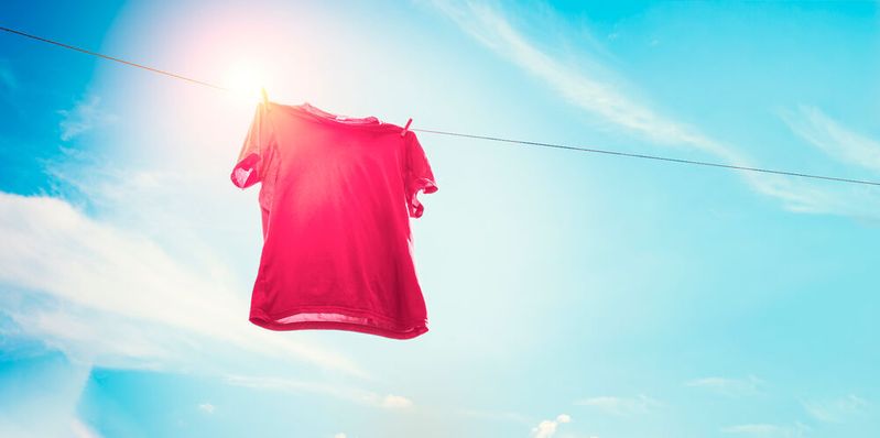 T-Shirts, die vor zu viel Sonne warnen? Forschende der Technischen Universität München (TUM) haben eine Funktionsbeschichtung aus lebendem Material entwickelt, die das möglich macht. (Symbolbild)(Bild: ©  Sergey Mironov - stock.adobe.com)