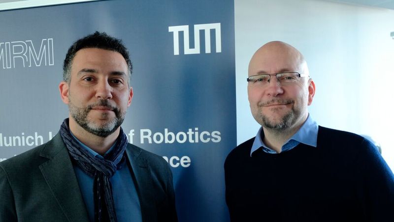 Prof. Lorenzo Masia (links) und Prof. Achim Lilienthal von der TUM werden das neue Robotikzentrum am Flughafen München leiten, das in Kooperation mit Neura Robotics entsteht. (Bild: A. Schmitz / TUM)
