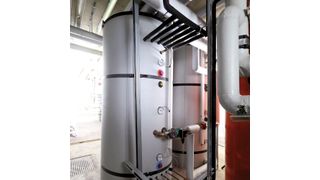 Herzstück einer Thermotract-Anlage ist der Wärmespeicher. Dort wird die Abwärme „gelagert“, bis die Steuerung der Warmwasserbereitung oder Raumheizung Bedarf anmeldet. (Westfalen)